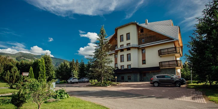 Pobyt v priestrannom štúdiu alebo apartmáne v Zuberci s exteriérovým mini wellness: v okolí hory i termálne pramene