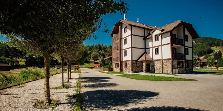 Pobyt v nových Apartmánoch GOLF & SKI – rodinný dovolenkový raj vo Valčianskej doline s 50% zľavou na skipasy