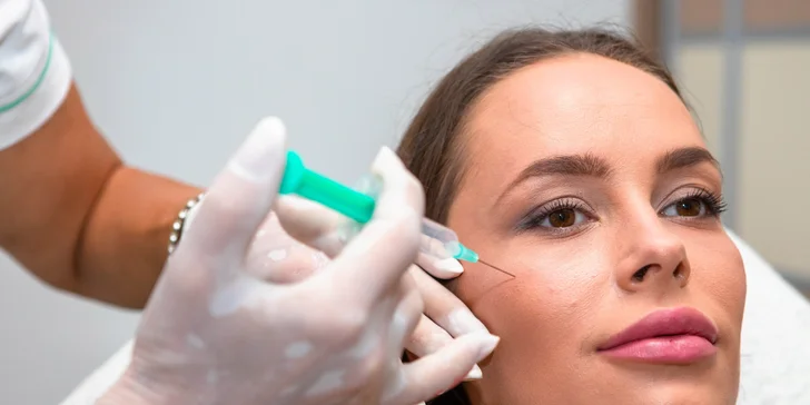 Modelácia lícnych kostí, nosa či brady kyselinou hyalurónovou