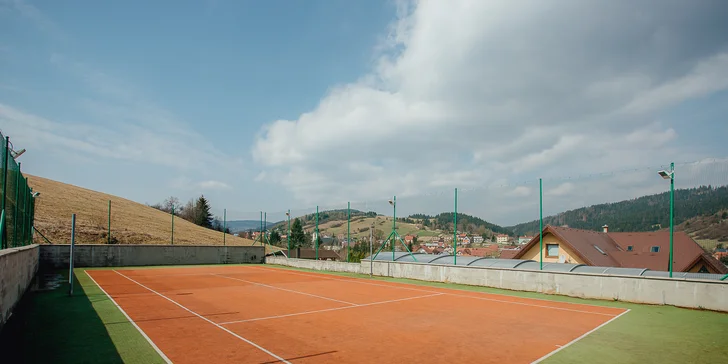 Pobyt v tichej lokalite Oravy: polpenzia, bazén, bowling a tenisové kurty priamo v areáli