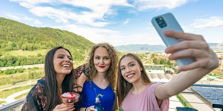Výnimočné jedlá inšpirované Áziou v panoramatickom Pancha Skybare na 10. poschodí hotela Holiday Inn
