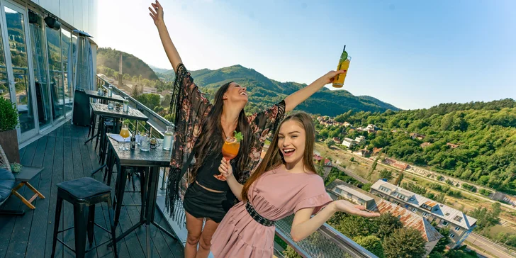 Výnimočné jedlá inšpirované Áziou v panoramatickom Pancha Skybare na 10. poschodí hotela Holiday Inn