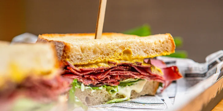 Pastrami sendvič v novej prevádzke Chuťovka starého mäsiara – VIVO!