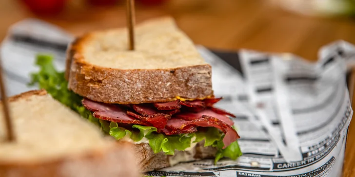 Pastrami sendvič v novej prevádzke Chuťovka starého mäsiara – VIVO!