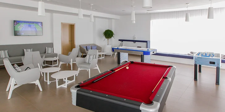 4* rezort na chorvátskom pobreží: hotel priamo pri mori, all inclusive aj vonkajší bazén