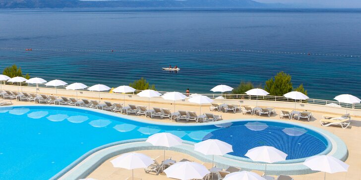 4* rezort na chorvátskom pobreží: hotel priamo pri mori, all inclusive aj vonkajší bazén