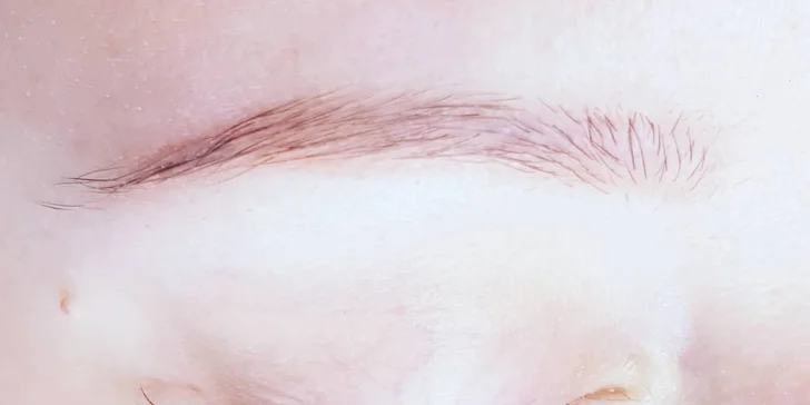 Krásne zvodný, no dokonale prirodzený pohľad s 1D či 2D mihalnicami