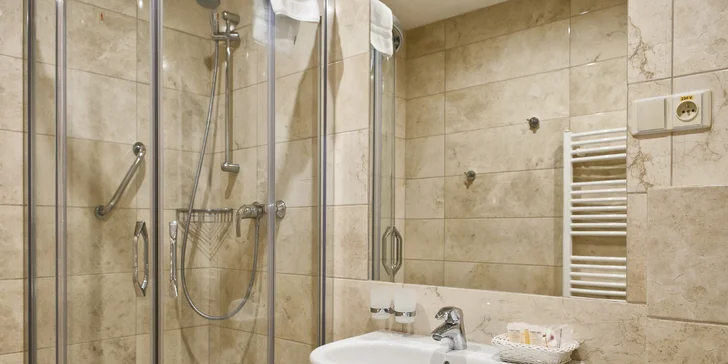 4* relax vo Varoch: hotel pri kolonáde, raňajky a neobmedzený vstup do wellness