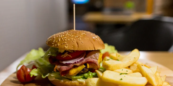 Burger, denko s 1,9 kg mäsa alebo hranolčeková ruleta