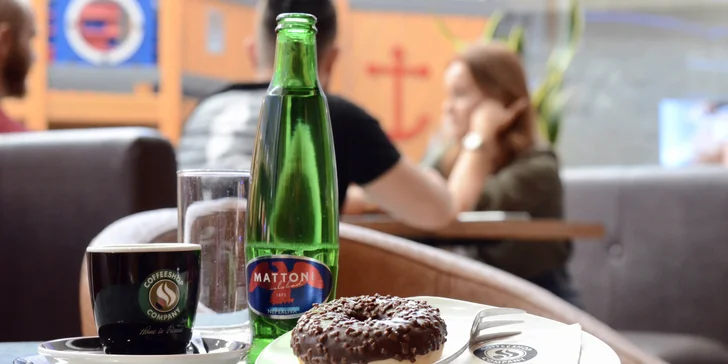 Exkluzívna káva s lahodným donutom a minerálkou