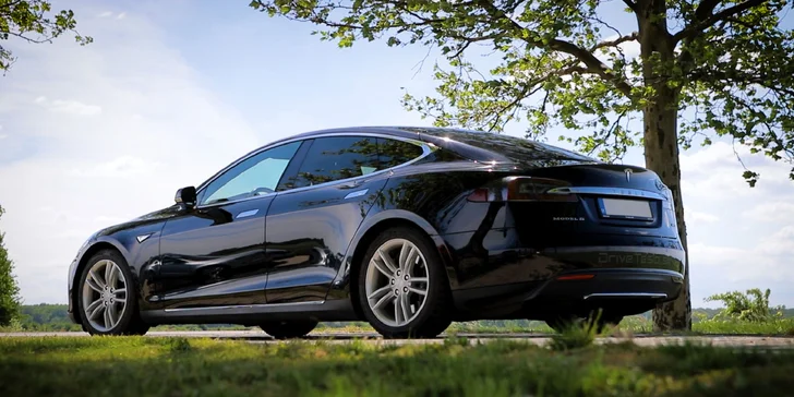 Neuveriteľná jazda na aute TESLA MODEL S, ktorú musíte zažiť!