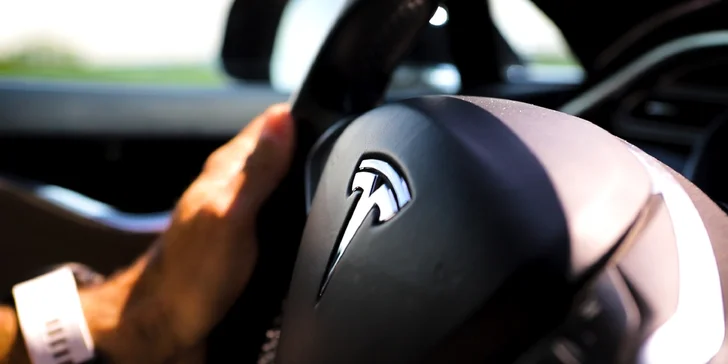 Neuveriteľná jazda na aute TESLA MODEL S, ktorú musíte zažiť!