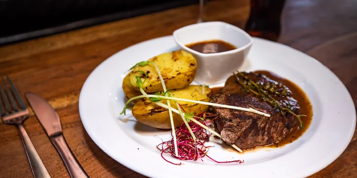 Mäsové špeciality: grilovaný pstruh, hovädzie taco alebo steak