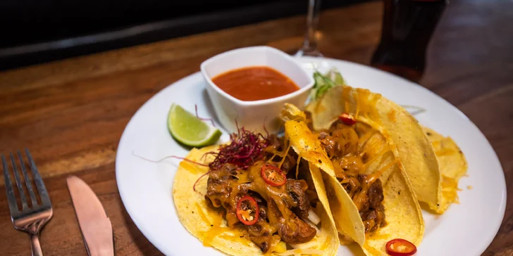 Mäsové špeciality: grilovaný pstruh, hovädzie taco alebo steak
