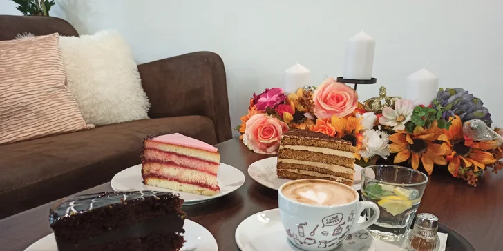 Lahodná torta či lávový koláč s kávou alebo ľadová káva so zmrzlinou