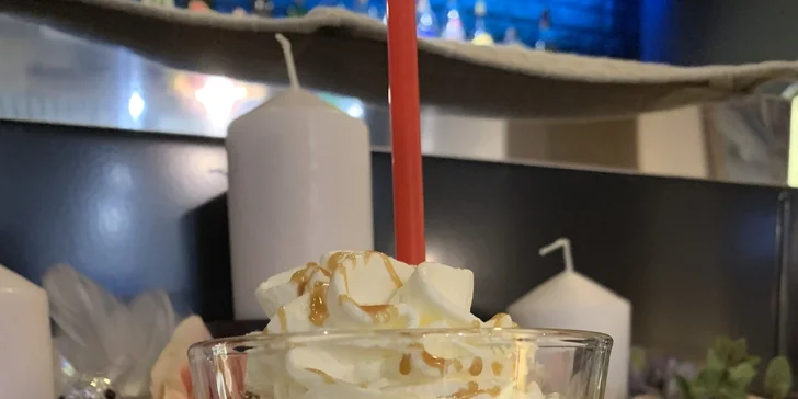 Lahodná torta či lávový koláč s kávou alebo ľadová káva so zmrzlinou