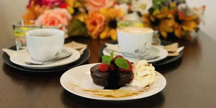 Lahodná torta či lávový koláč s kávou alebo horúci Cappy nápoj so škoricou a citrónom