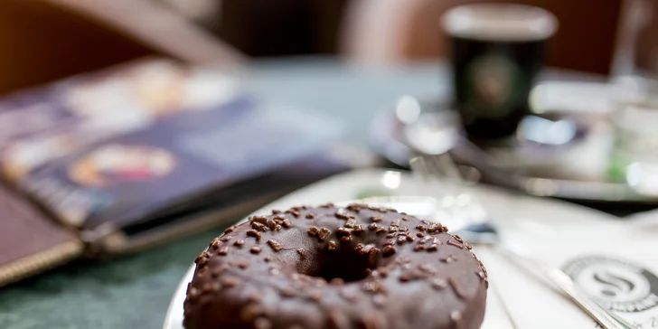 Exkluzívna káva s lahodným donutom a minerálkou