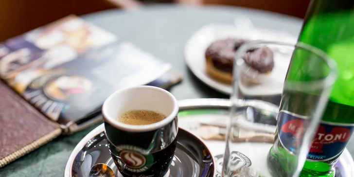 Exkluzívna káva s lahodným donutom a minerálkou