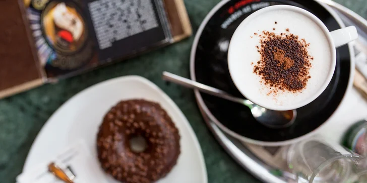 Exkluzívna káva s lahodným donutom a minerálkou