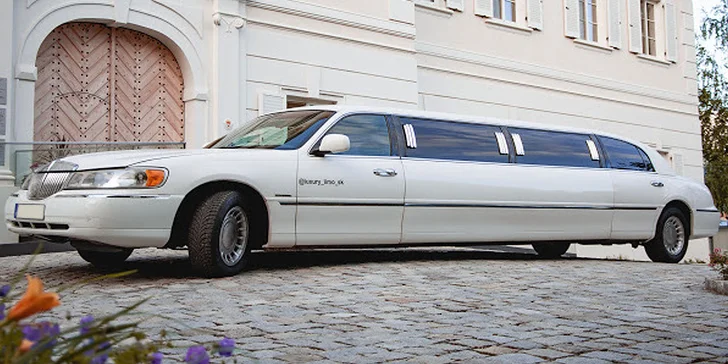 Zažite jazdu v luxusnej limuzíne LINCOLN TOWN CAR so šoférom!
