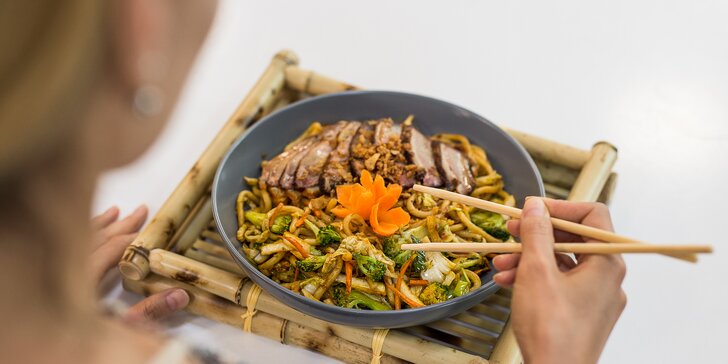 Vegetariánske alebo mäsové restované rezance udon či vietnamské špeciality