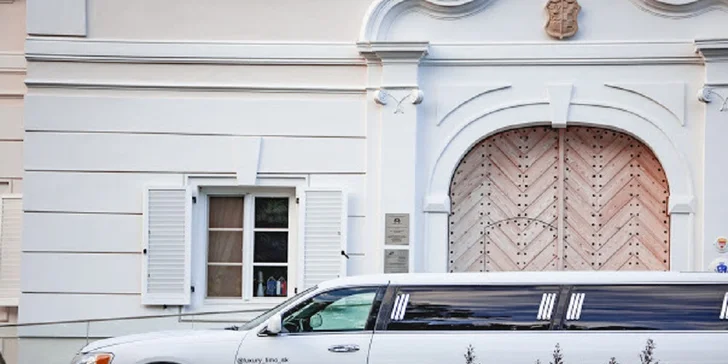 Zažite jazdu v luxusnej limuzíne LINCOLN TOWN CAR so šoférom!