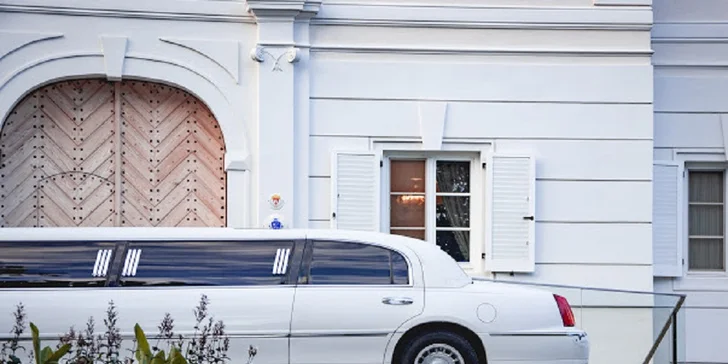 Zažite jazdu v luxusnej limuzíne LINCOLN TOWN CAR so šoférom!