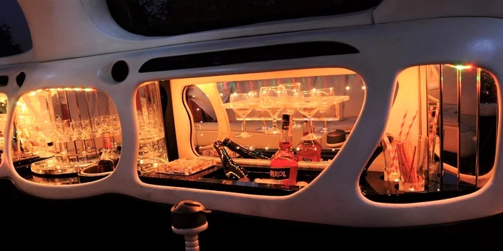 Zažite jazdu v luxusnej limuzíne LINCOLN TOWN CAR so šoférom!