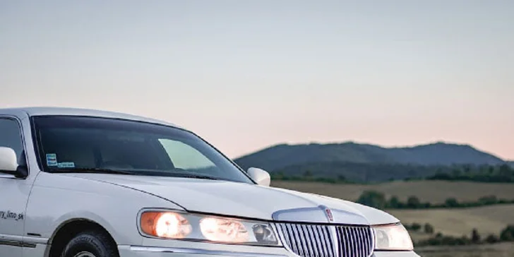 Zažite jazdu v luxusnej limuzíne LINCOLN TOWN CAR so šoférom!