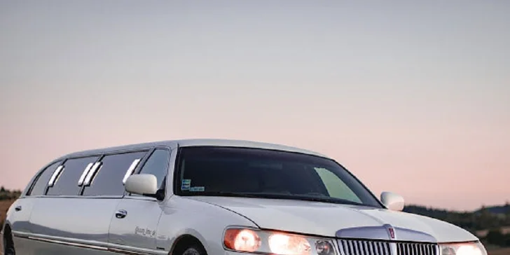 Zažite jazdu v luxusnej limuzíne LINCOLN TOWN CAR so šoférom!
