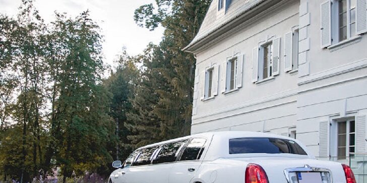 Zažite jazdu v luxusnej limuzíne LINCOLN TOWN CAR so šoférom!