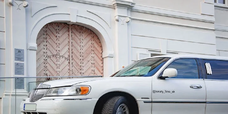 Zažite jazdu v luxusnej limuzíne LINCOLN TOWN CAR so šoférom!