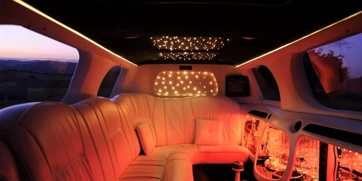 Zažite jazdu v luxusnej limuzíne LINCOLN TOWN CAR so šoférom!