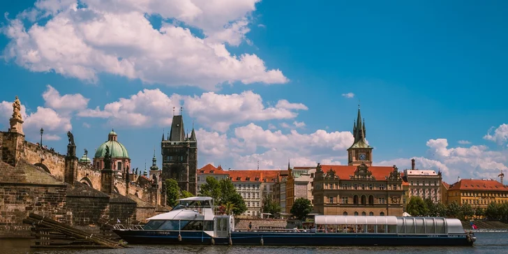 Obed na modernej presklenej lodi: 2-hodinová plavba Prahou, živá hudba, výhľady a welcome drink