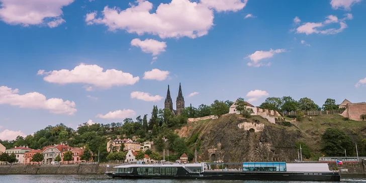 Obed na modernej presklenej lodi: 2-hodinová plavba Prahou, živá hudba, výhľady a welcome drink