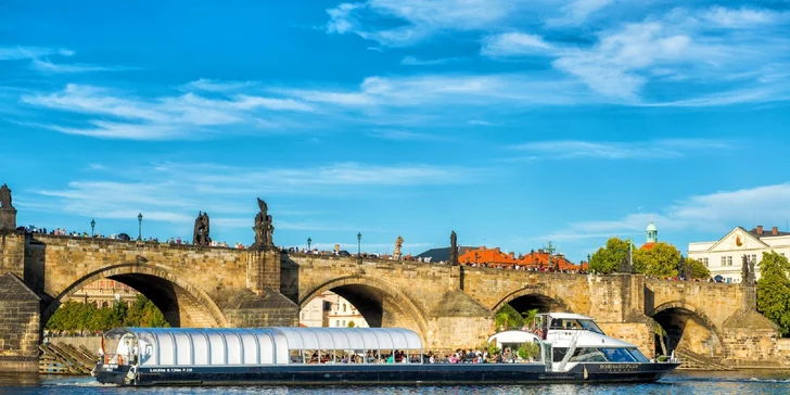 Obed na modernej presklenej lodi: 2-hodinová plavba Prahou, živá hudba, výhľady a welcome drink