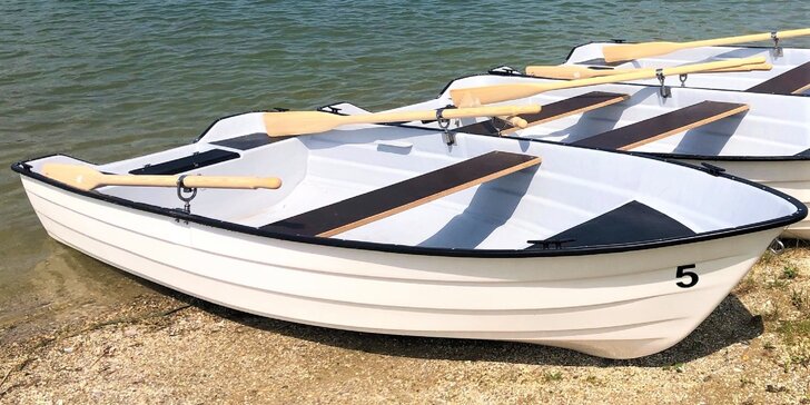 Požičajte si loďku až pre 4 osoby a vydajte sa na pohodovú plavbu na Slnečných jazerách!