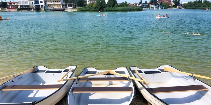 Požičajte si loďku a vydajte sa na pohodovú plavbu na Slnečných jazerách!