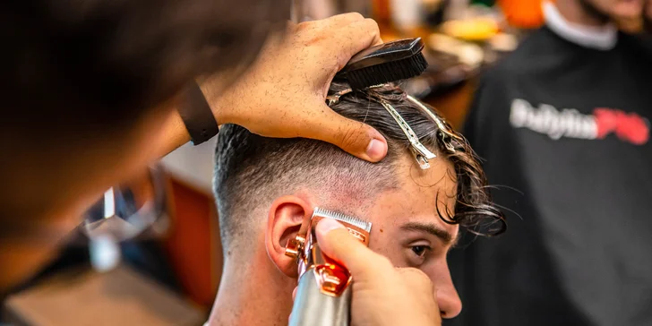 Pánsky strih a úprava brady v barbershope TRIM zariadenom v industriálnom štýle