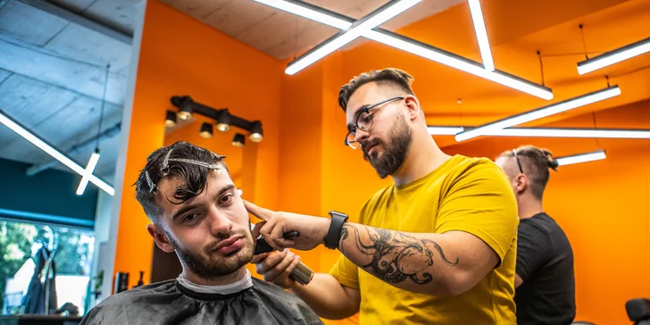 Pánsky strih a úprava brady v barbershope TRIM zariadenom v industriálnom štýle