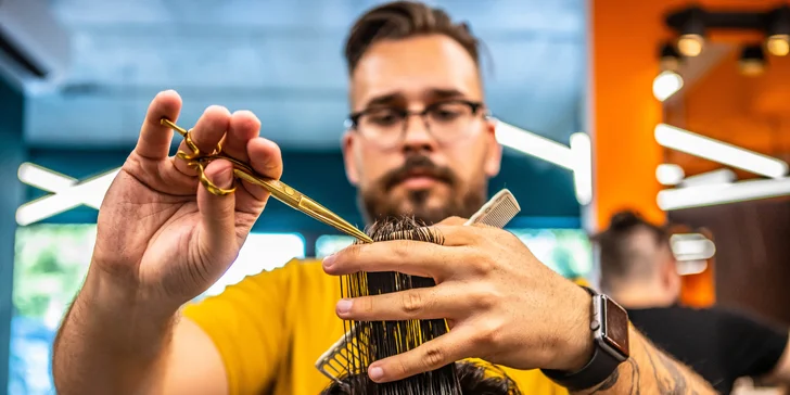 Pánsky strih a úprava brady v barbershope TRIM zariadenom v industriálnom štýle