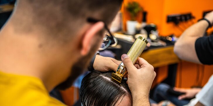 Pánsky strih a úprava brady v barbershope TRIM zariadenom v industriálnom štýle