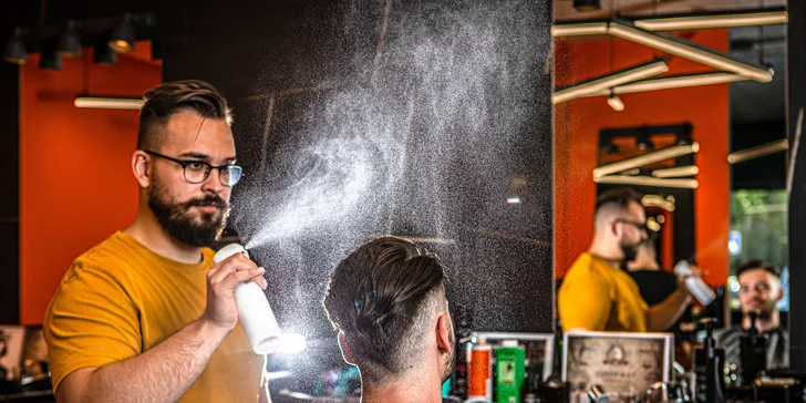 Pánsky strih a úprava brady v barbershope TRIM zariadenom v industriálnom štýle