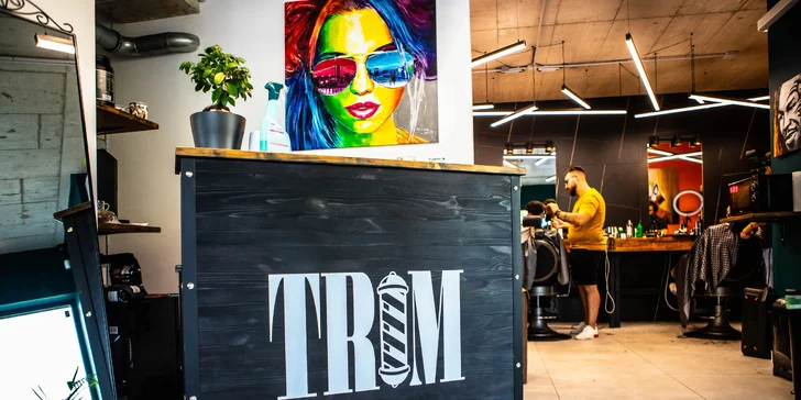 Pánsky strih a úprava brady v barbershope TRIM zariadenom v industriálnom štýle