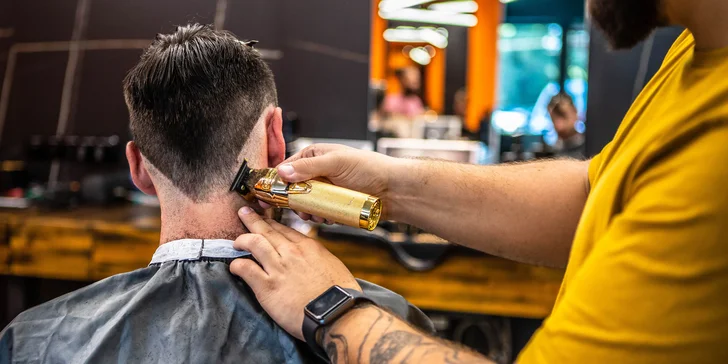 Pánsky strih a úprava brady v barbershope TRIM zariadenom v industriálnom štýle