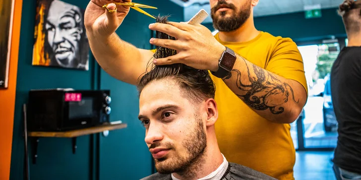 Pánsky strih a úprava brady v barbershope TRIM zariadenom v industriálnom štýle