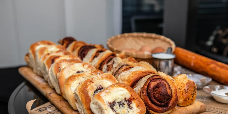 Mix koláčov z kysnutého cesta alebo misa plná malých pagáčov