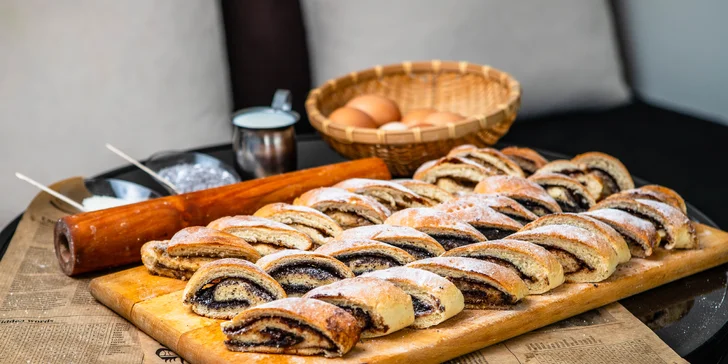 Mix koláčov z kysnutého cesta alebo misa plná malých pagáčov