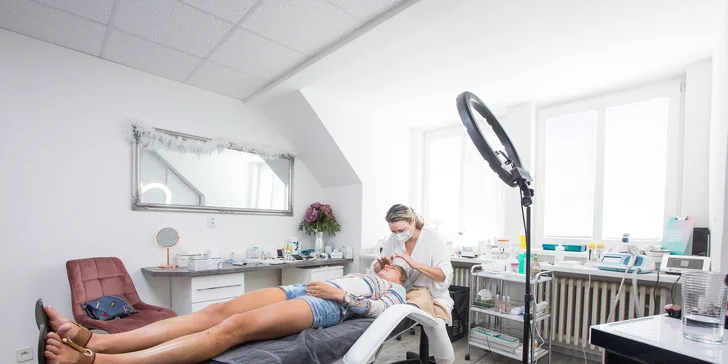 Permanentný make-up pier alebo očných liniek